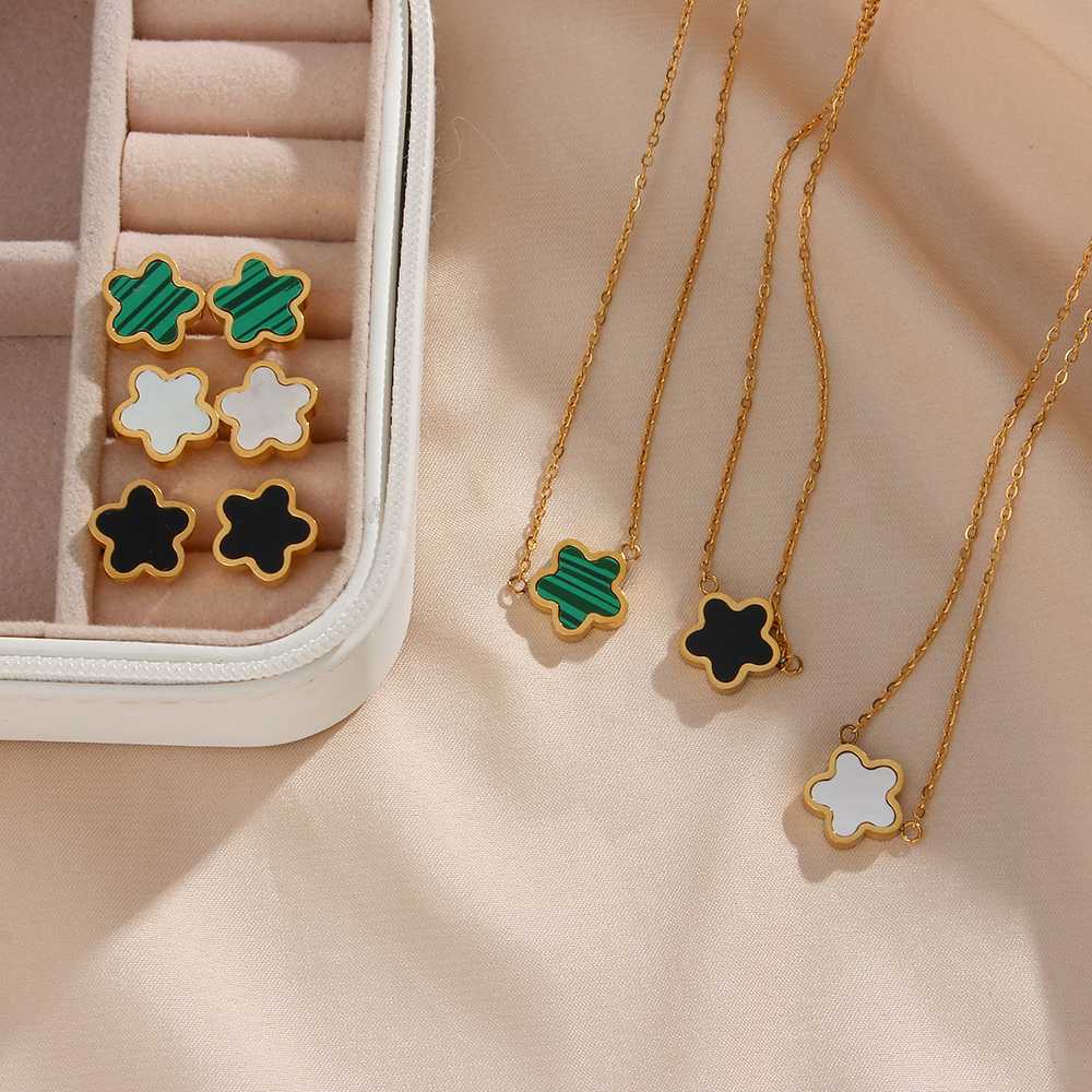 Minimalistic Flower Design Pendent and Earring Set - 18k Gold Plated