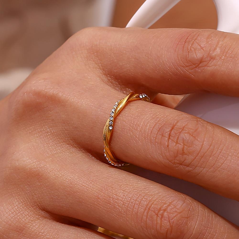 Super Thin Twinkling Twist Ring – 925 Sterling Silver Krystal Touch